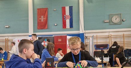 Brzinsko slaganje Rubikove kocke u Ogulinu okupilo natjecatelje iz niza zemalja
