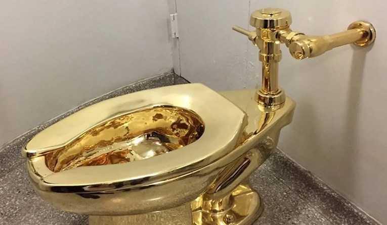 Zlatna WC školjka ukradena 2019. iz palače u Britaniji. Lopovi sada optuženi