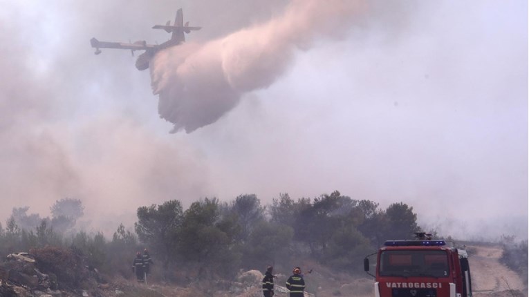 Veliki požar kod Trogira proglašen ugašenim, gasilo ga je 100 vatrogasaca