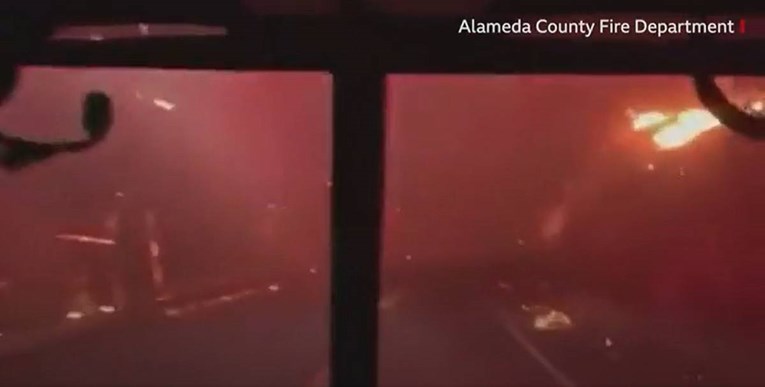 VIDEO Zastrašujuća vožnja vatrogasaca kroz golemi požar u Kaliforniji