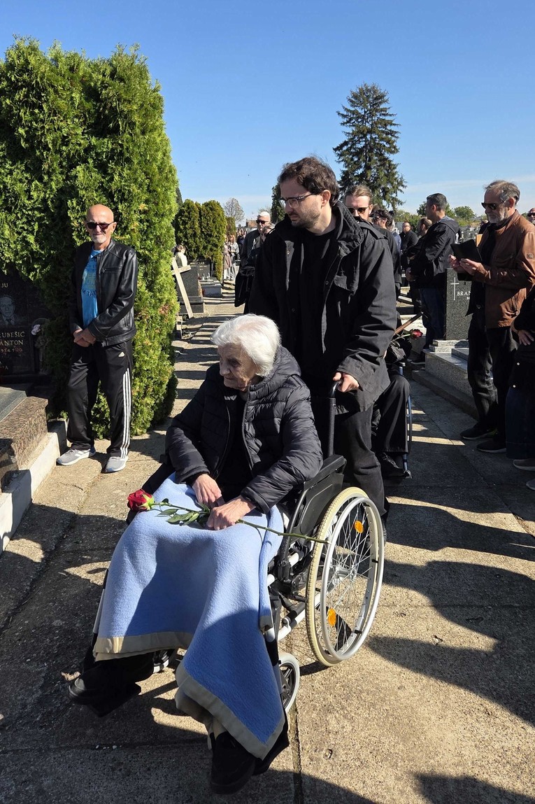 Sin Gorana Bareta stigao na očev sprovod u Vinkovcima, bio je uz svoju baku