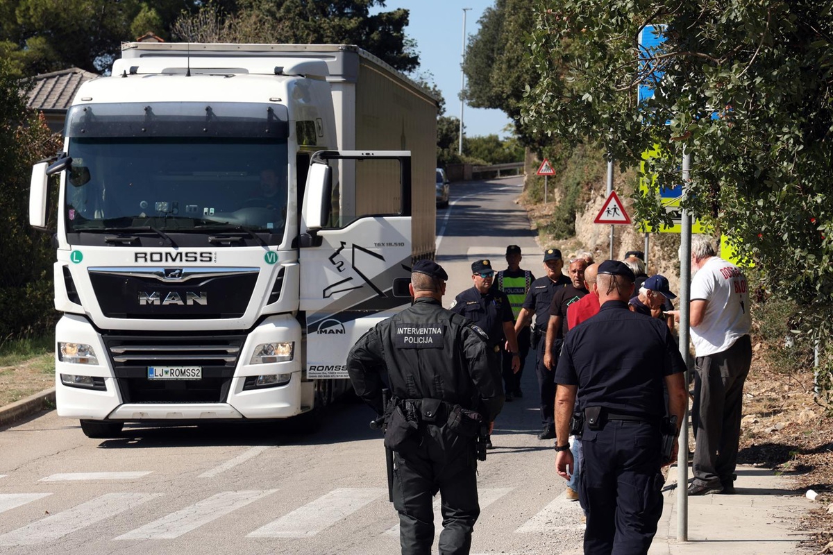 U Istri ljudi blokirali dovoz otpada iz Like u cementaru, intervenirala policija