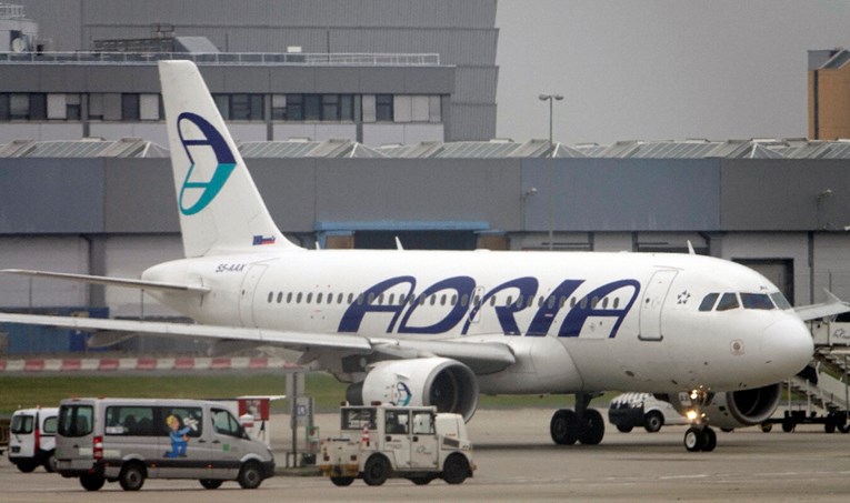 Slovenska vlada želi pomoći avionskoj kompaniji kojoj prijeti propast