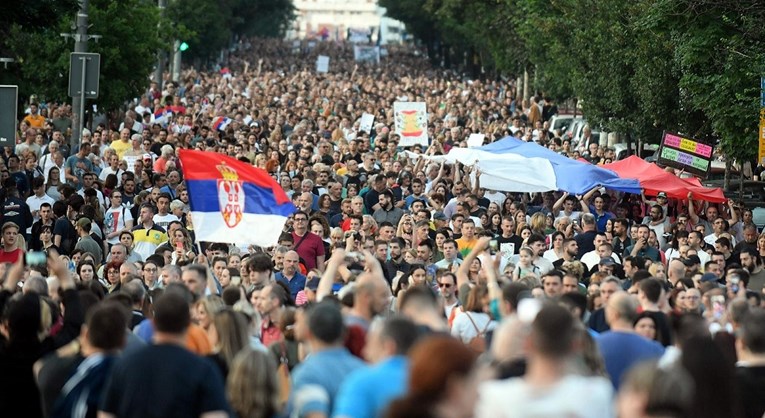 Čovjek koji je napadnut na prosvjedu u Beogradu dobio veću kaznu od napadača