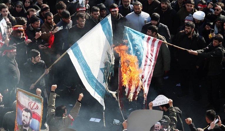 Na protuizraelskim skupovima u Iranu ove godine ljudi prosvjeduju u automobilima