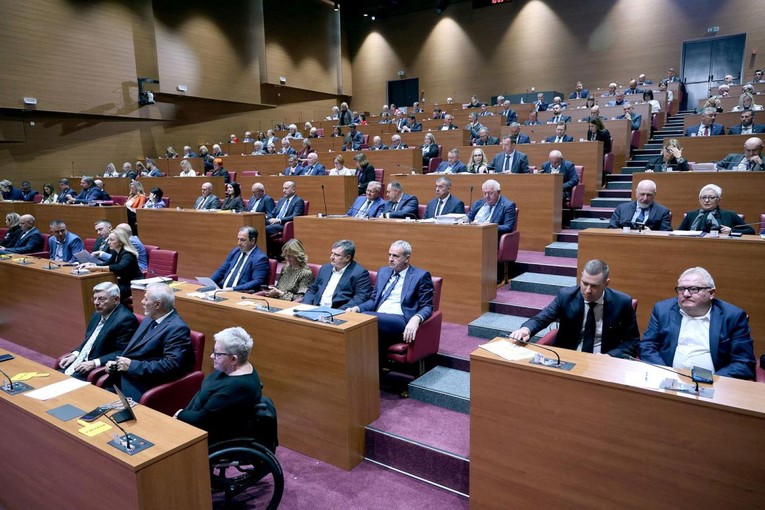 U Saboru rasprava o proračunu. "Ministar se hvali rastom, ali ne i manjim plaćama"