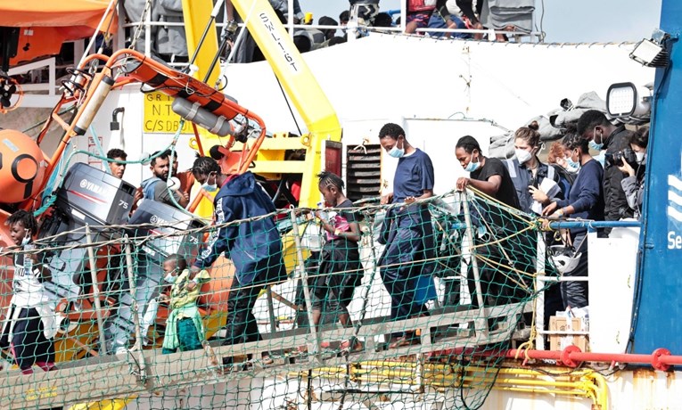Brod s 367 migranata nakon više dana čekanja iskrcan na kopno. Gotovo pola su djeca