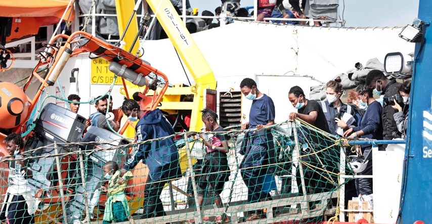 Brod s 367 migranata nakon više dana čekanja iskrcan na kopno. Gotovo pola su djeca