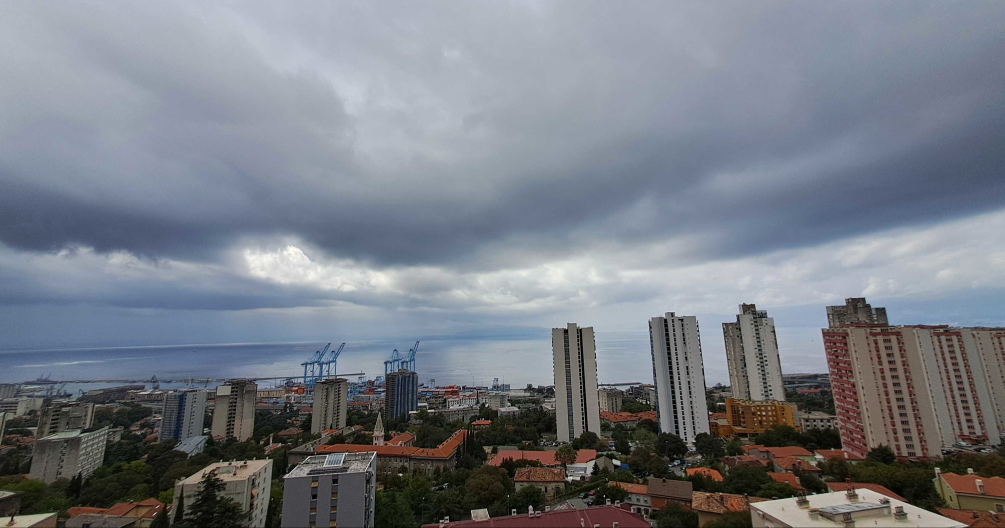 U Rijeci stabla padala na aute, nestalo struje u riječkoj rafineriji