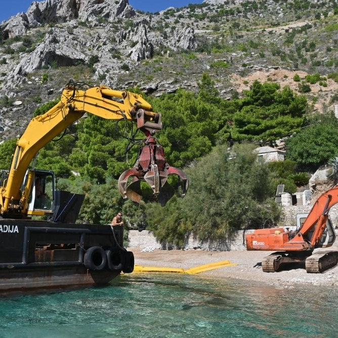 FOTO I VIDEO U uvali Vruja ruše bespravnu gradnju