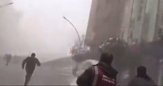 VIDEO Stižu nove snimke iz Turske. Novinar javljao o potresu, zgrada se srušila