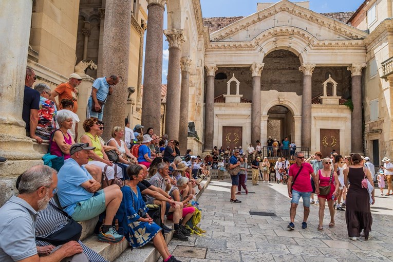 Pao broj turista iz Njemačke, Austrije, Poljske, Francuske, Švedske. Domaćih je više