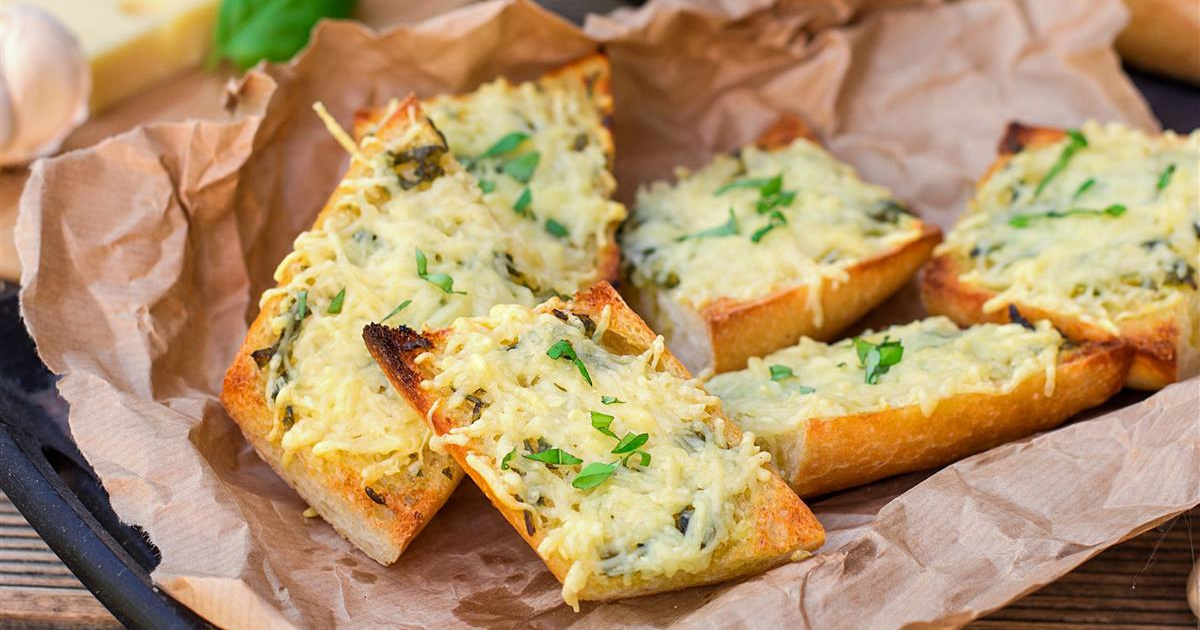 Baguette s pečenim češnjakom je idealan snack za svaku priliku