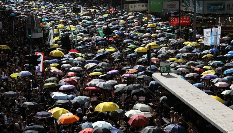 Deseci tisuća ljudi na ulicama Hong Konga traže istragu policijskog nasilja