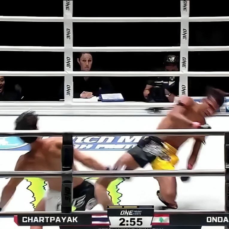 Najluđa borba godine? Pogledajte trenutak u kojem oba borca padaju pod udarcima