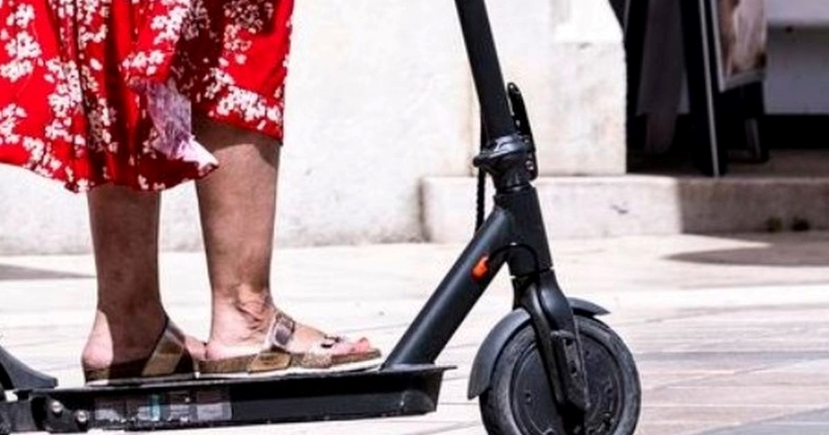 Žena (70) pala s električnog romobila i teško se ozlijedila, nije imala kacigu