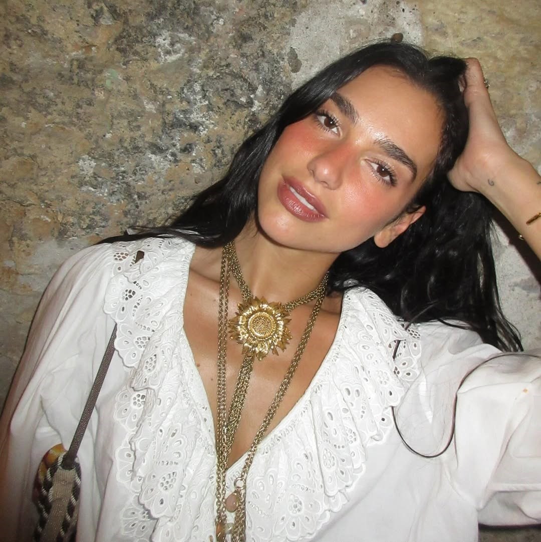 Dua Lipa pokazala savršeni ljetni outfit, ali pažnju krade jedan detalj