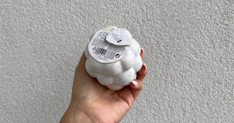 Mučite se sa skidanjem naljepnica s novih proizvoda? Pokušajte ovaj trik