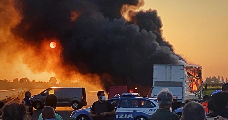 Neviđen pokušaj pljačke na autocesti u Italiji: Eksplozije, pucnjava, zapaljeni auti