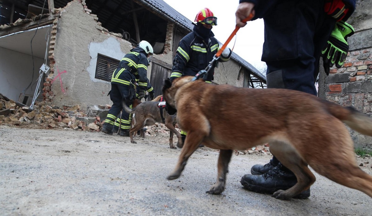 Vatrogasac koji sanira štetu u Petrinji: Na dva krova smo našli mine