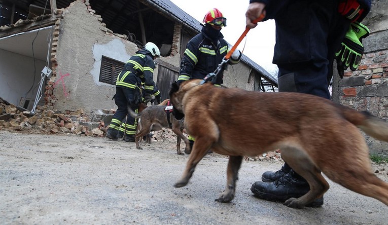 Vatrogasac koji sanira štetu u Petrinji: Na dva krova smo našli mine