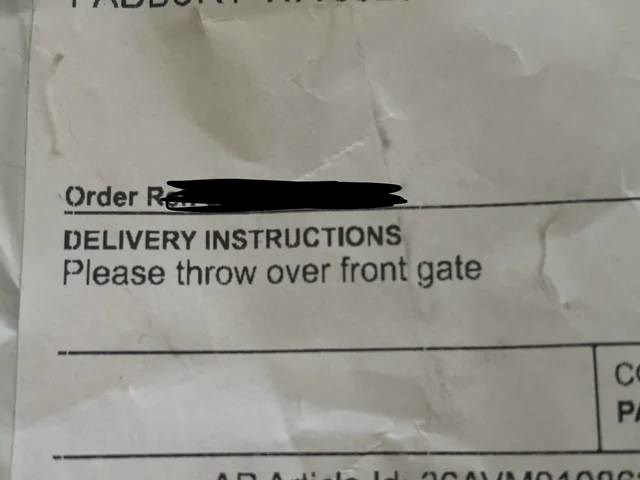 Zamolila je poštara da paket "baci preko ograde" pa dobila urnebesnu fotku kao dokaz