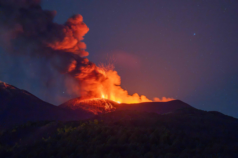 Etna izbacuje pepeo. Obustavljeni letovi u zračnoj luci u Cataniji