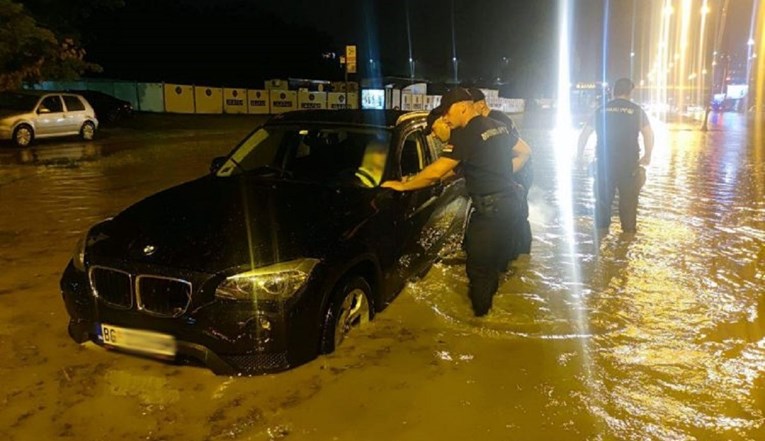 VIDEO Jako nevrijeme pogodilo Srbiju, policajci spašavali ljude iz vozila i objekata