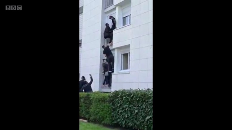 Skupina mladih spasila obitelj od požara u Nantesu. Bebu bacili s balkona