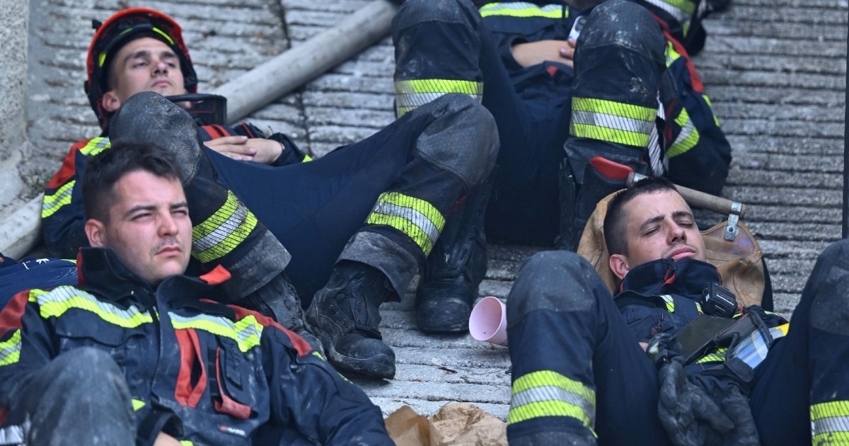FOTO Umorni vatrogasci odmaraju se nakon sati na požarištu