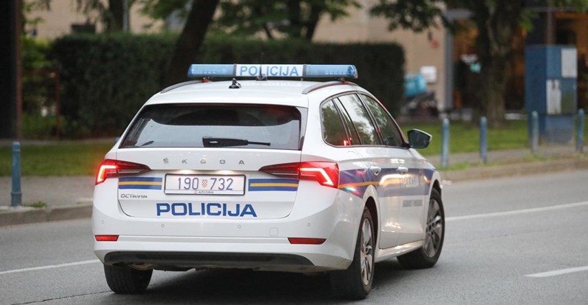 Policijski auto naletio na biciklista koji je prošao kroz crveno u Vinkovcima