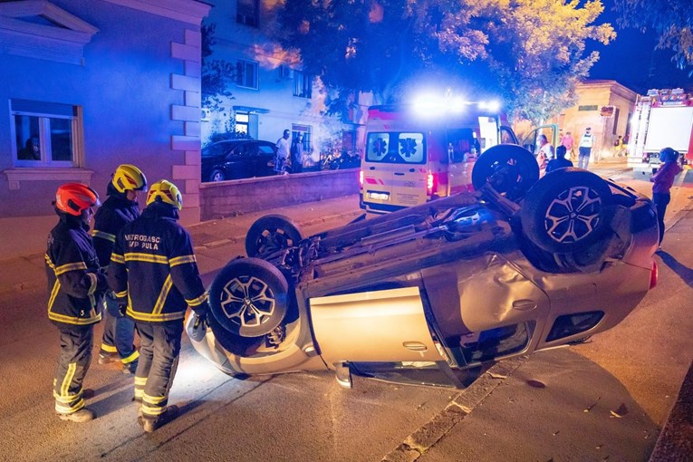 VIDEO Teška nesreća u Puli, auto završio na krovu, ima ozlijeđenih