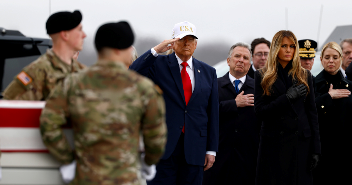 FOTO Američki vojnici nosili kovčege s tijelima poginulih suboraca, Trump salutirao