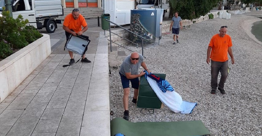 FOTO Komunalci u dalmatinskom mjestu rano jutros pokupili ručnike i opremu s plaže
