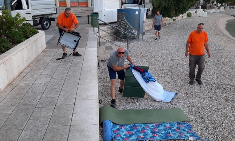 FOTO Komunalci u dalmatinskom mjestu rano jutros pokupili ručnike i opremu s plaže
