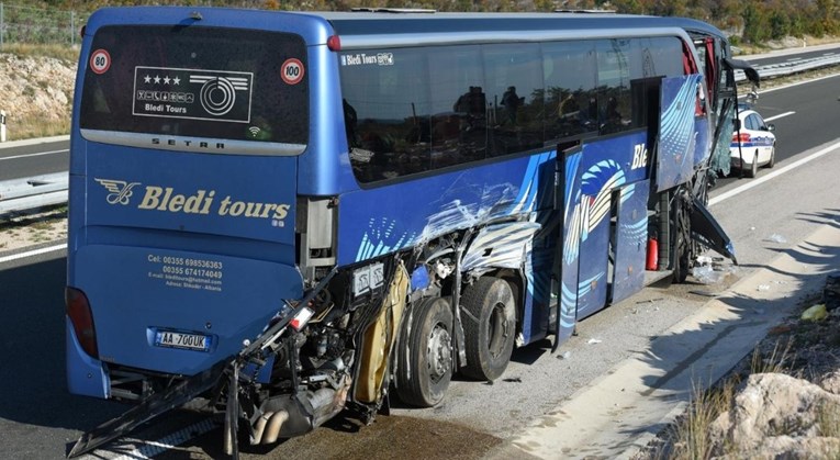 Autobus izletio s autoceste A1 kod Sv. Roka, ozlijeđeno nekoliko putnika