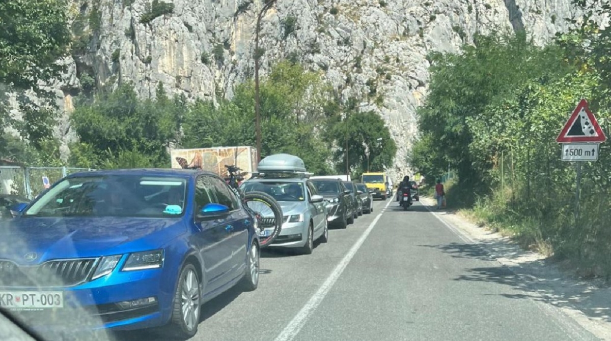 FOTO Ogromna gužva na cesti prema Omišu