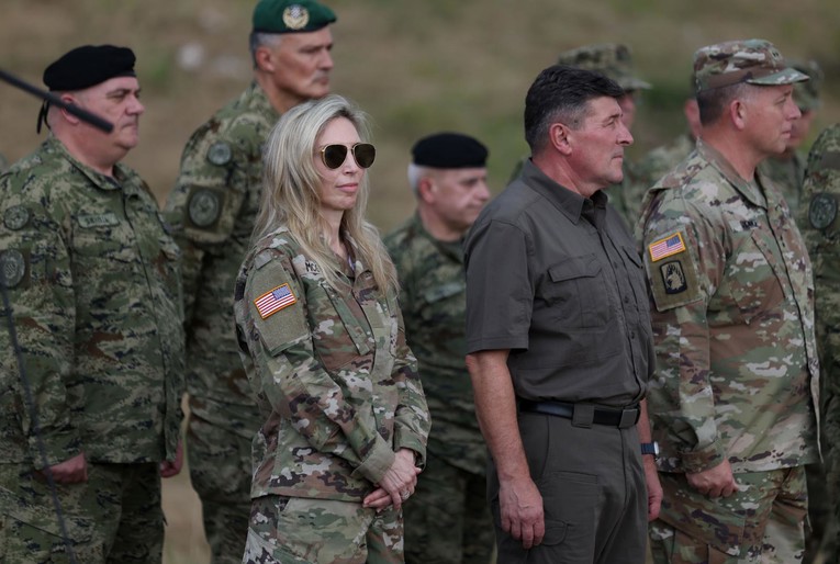 Američka veleposlanica služila obroke vojnicima u Slunju