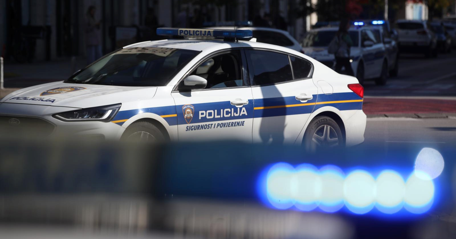 U dvorištu kuće u Zelini izudarao majku po glavi, otišao u kafić pa i tamo divljao