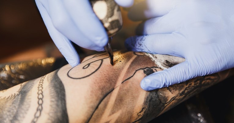 Stručnjaci otkrili na kojim dijelovima tijela tetoviranje najviše i najmanje boli