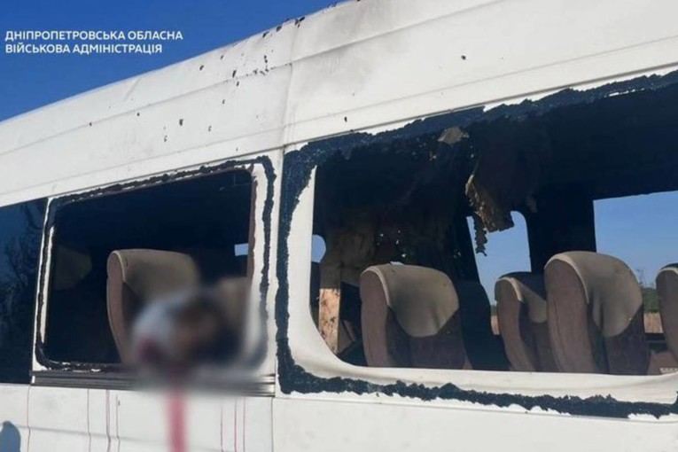Ruski dron pogodio minibus s putnicima u Ukrajini. Petero je mrtvih 