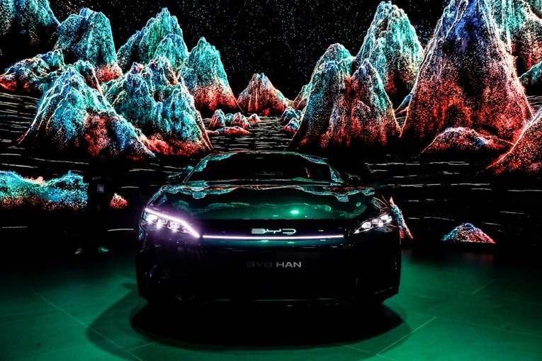 Bio je siroče, posudio novac i osnovao tvrtku. Danas ruši rekorde i gazi Teslu