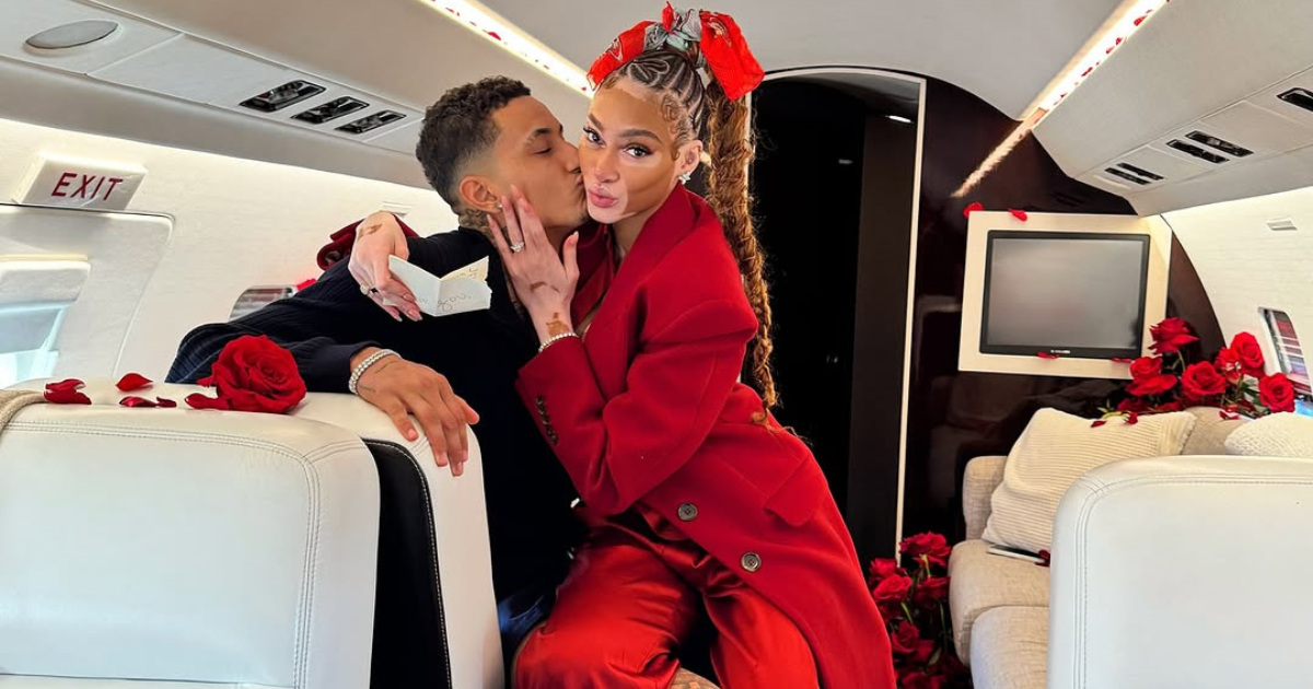 NBA zvijezda zaprosila manekenku u avionu punom ruža, ona pokazala i prsten