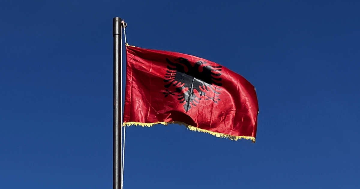 Na dizalicu u Istri postavio albansku zastavu, prijavljen policiji