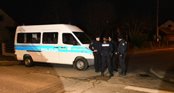 U Vukovaru pjevali zabranjene pjesme, pucali iz pištolja, suspendiran policajac...