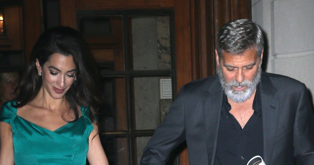 Amal Clooney izgleda besprijekorno u svilenom kompletiću koji ne skriva mane