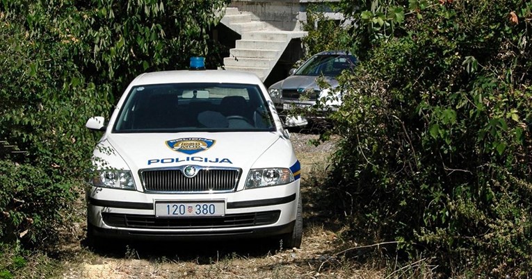 Lopovi provalili u kuću kod Imotskog. Policajci ih pronašli skrivene pod krevetom