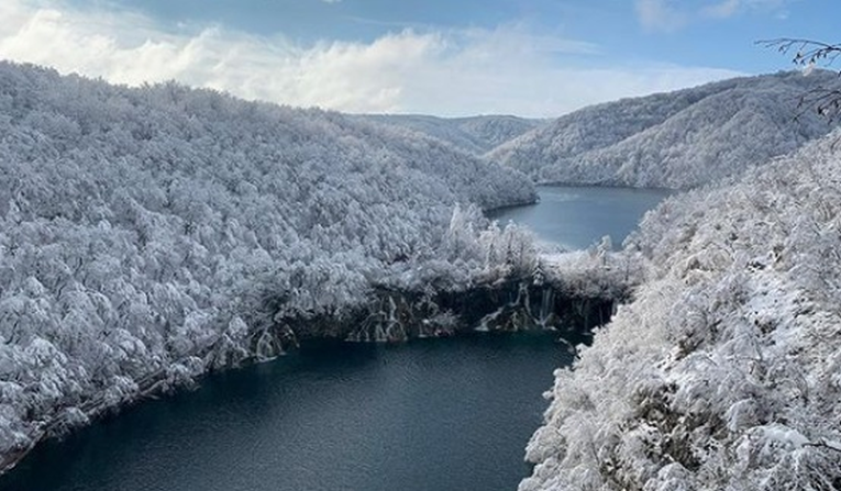 Zimska bajka: Snijeg je prekrio Plitvice, a prizori su čista magija