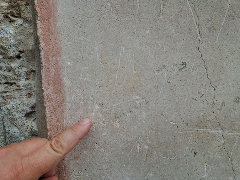Turist urezivao slova na drevnu kuću u Pompejima, uhićen je