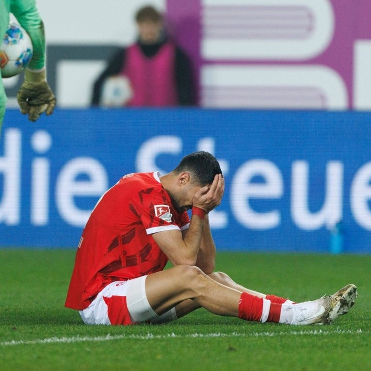 Emreli je u suzama izašao iz igre. Emotivnom porukom objasnio je tešku situaciju